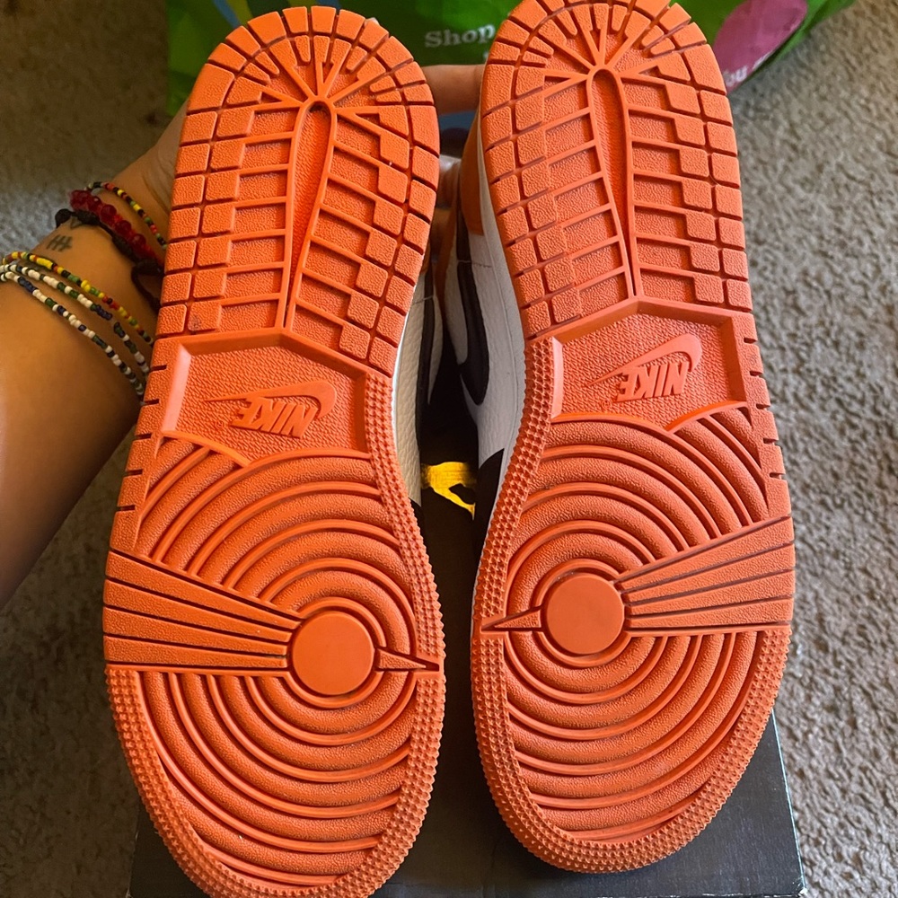 Jordan 1s low (Size 6.5Y)